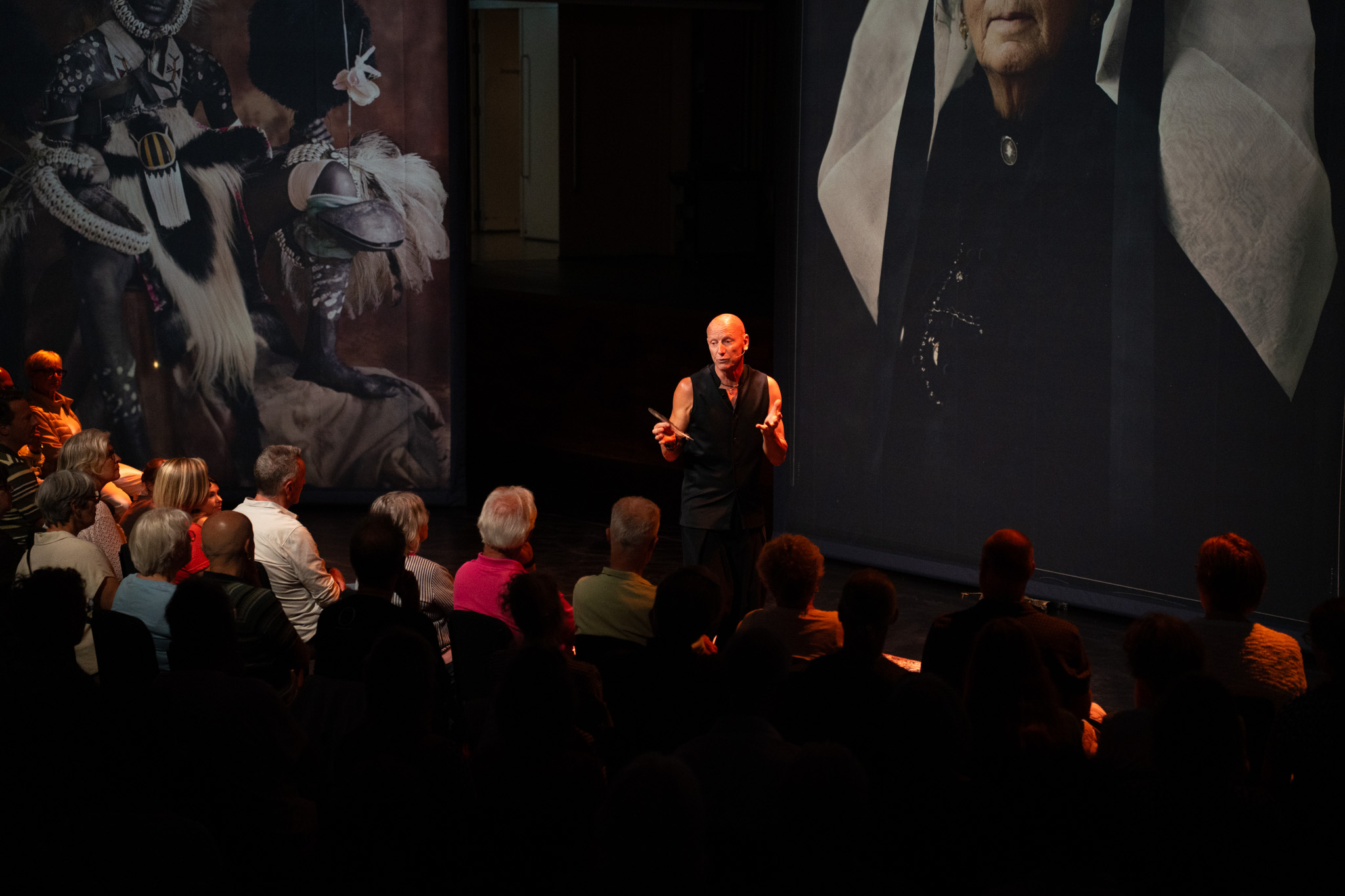 Jimmy Nelson tijdens een talk op De Opening