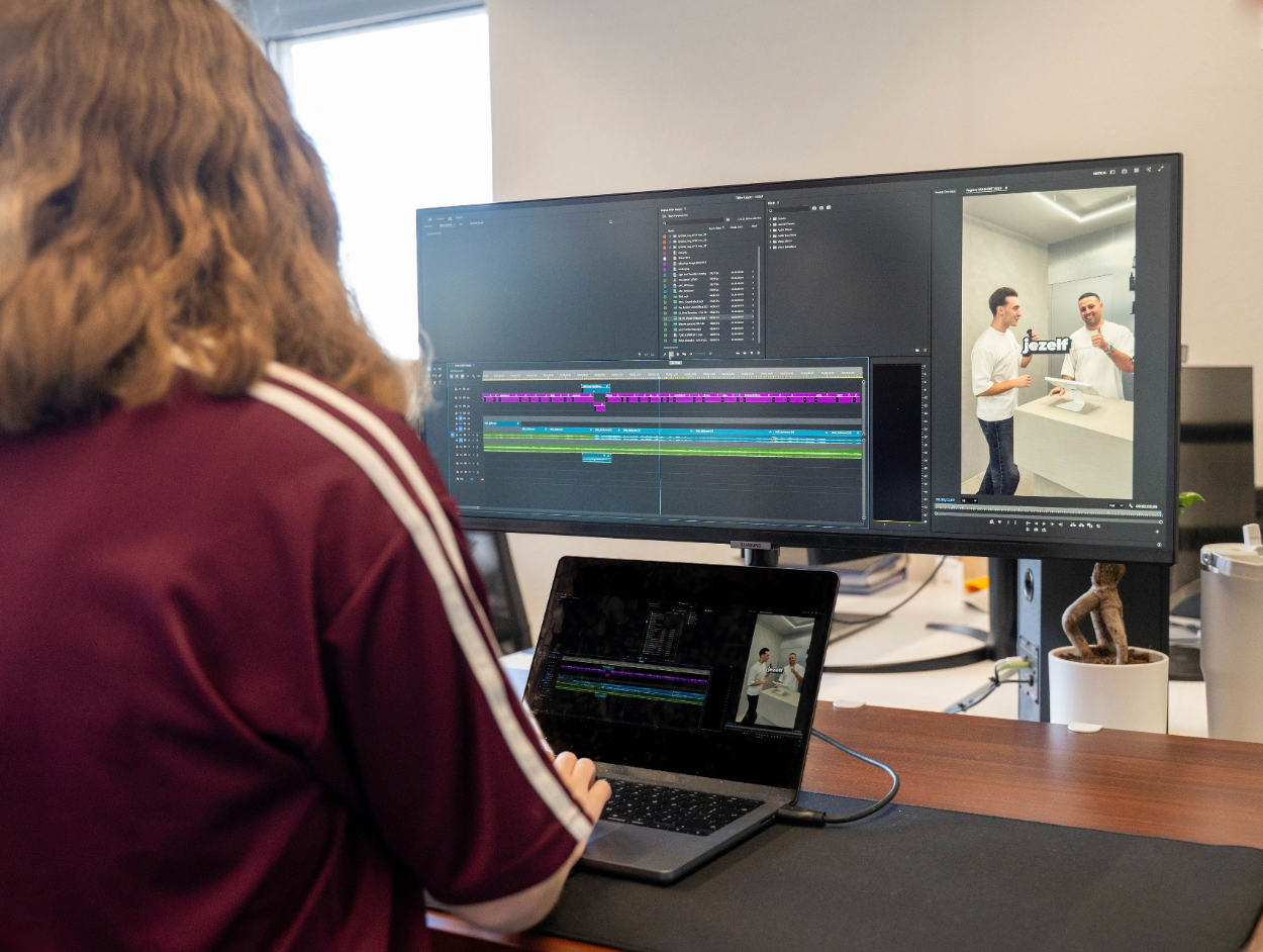 Fleur achter haar edit setup